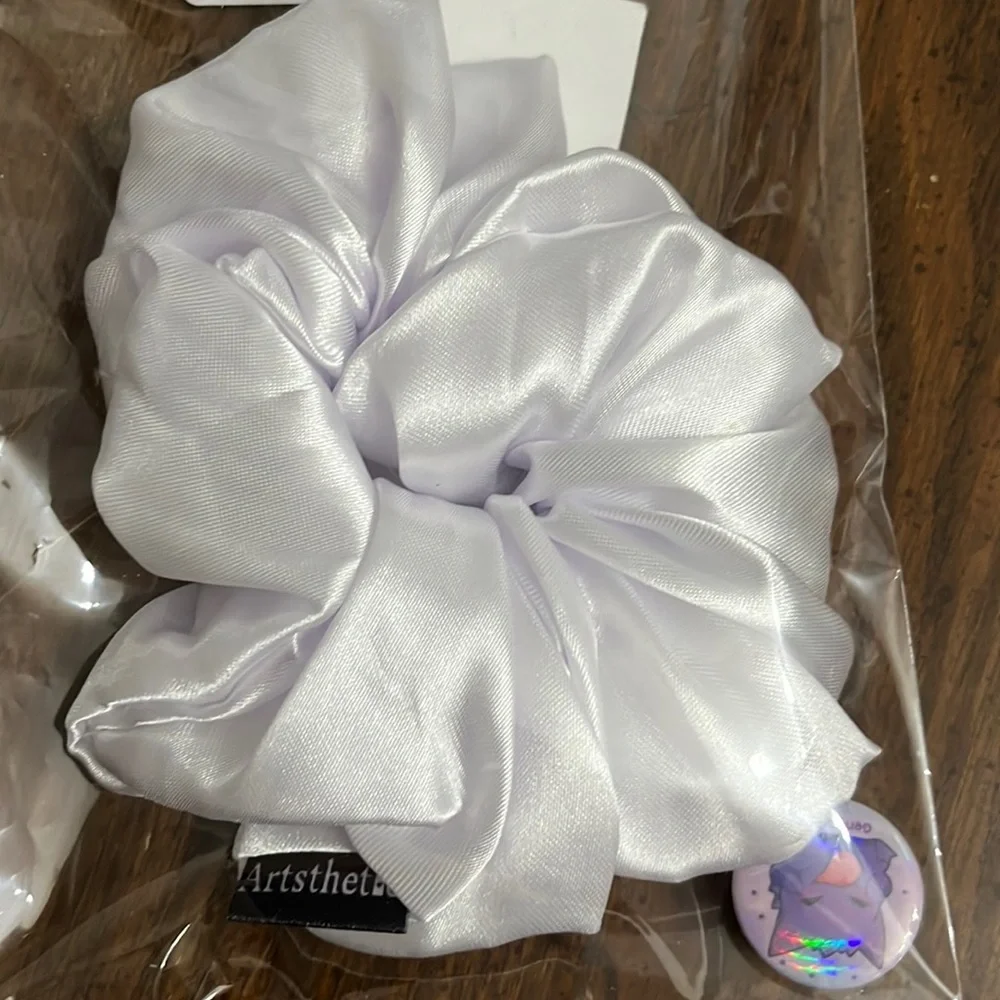 Free With Purchase! White Scrunchie - Picture 1 of 2